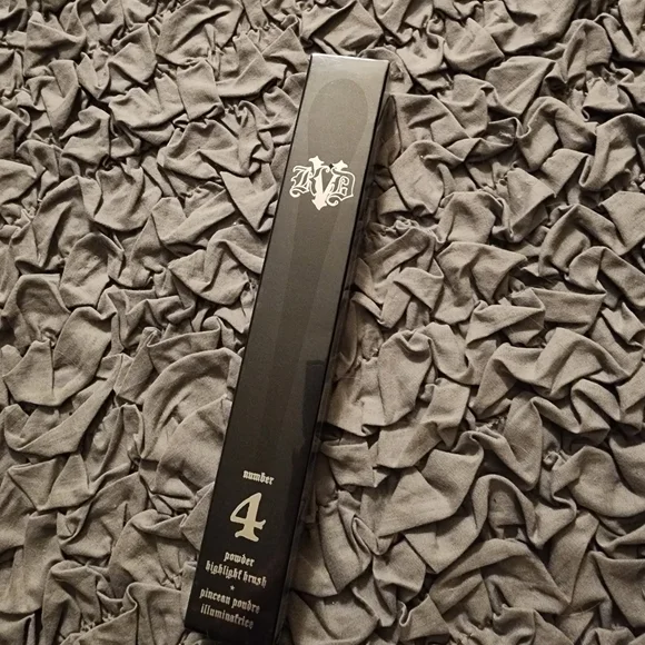 Kat Von D makeup brush #4 - Powder Highlight Brush - Picture 3 of 4